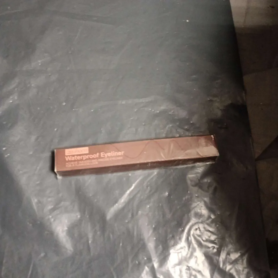 APPROXIMATELY 25 ASSORTED HEALTH & BEAUTY ITEMS INCLUDING ELECTRIC SHAVER HEAD , WATERPROOF EYELINER AND TEMPORARY EYE TIGHTENER 