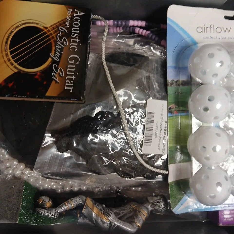 APPROXIMATELY 10 ASSORTED TOYS AND GAMES TO INCLUDE MAGIC 8 BALL, HARRY POTTER TOP TRUMPS, ETC