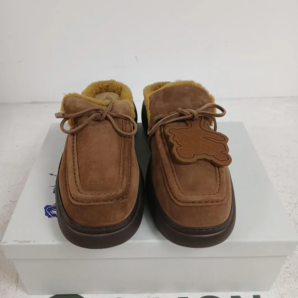 BURBERRY LEATHER MOCCASIN SHOES WITH SHEARLING LINING – BROWN, UK 10
