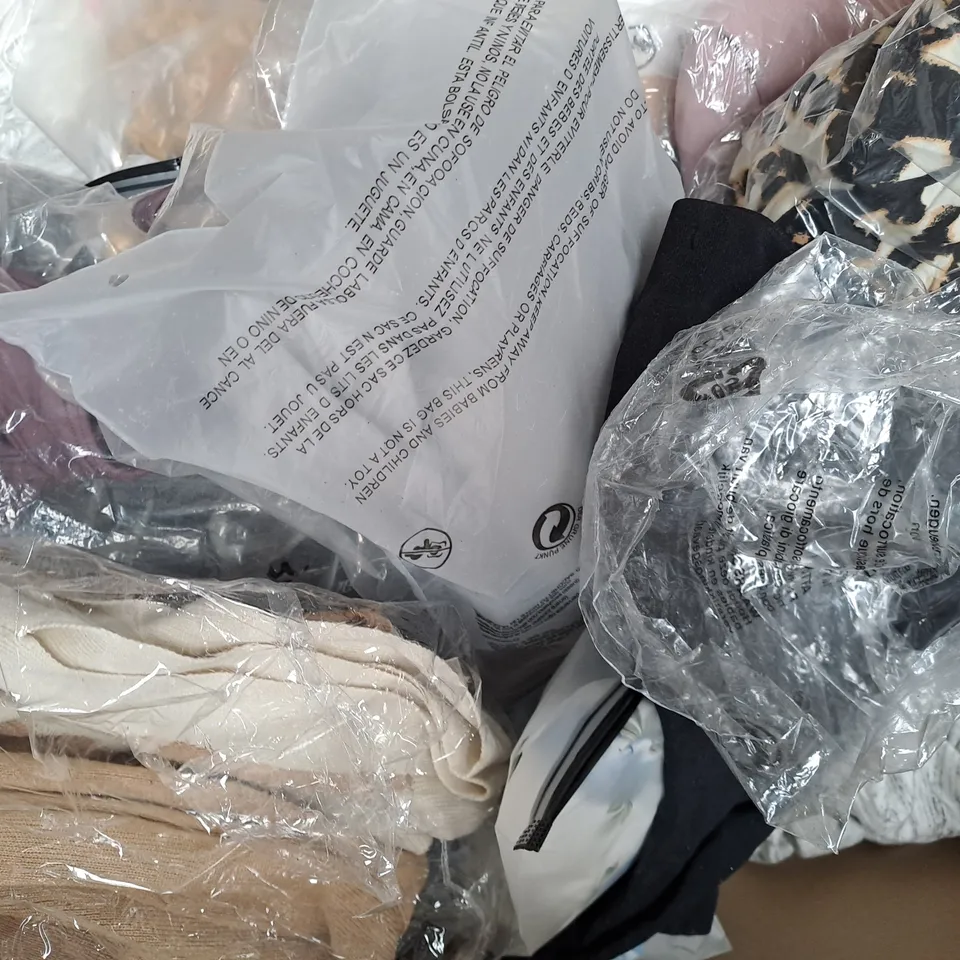BOX OF APPROXIMATELY 20 ASSORTED CLOTHING & FASHION ITEMS IN VARIOUS STYLES AND SIZES TO INCLUDE TROUSERS, SHIRTS, ETC - COLLECTION ONLY