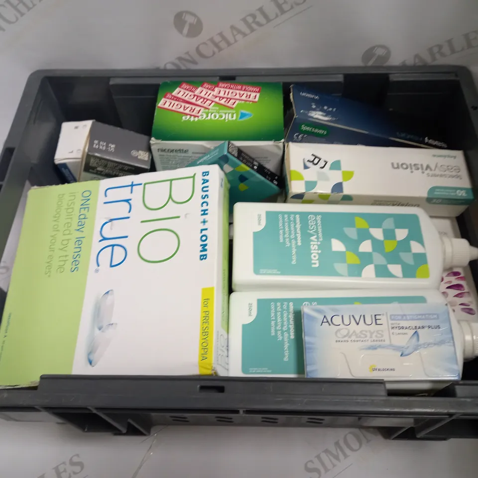 LOT OF APPROXIMATELY 25 ASSORTED EYECARE & HEALTHCARE PRODUCTS TO INCLUDE SPECSAVERS 1-DAY CONTACT LENSES, NICORETTE FRESHMINT 4MG GUM, EASYVISION MULTIPURPOSE SOLUTION, ETC