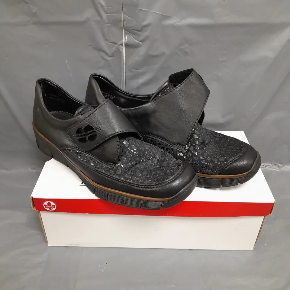 BOXED PAIR OF BLACK REIKER ANTISTRESS SHOES - 7.5