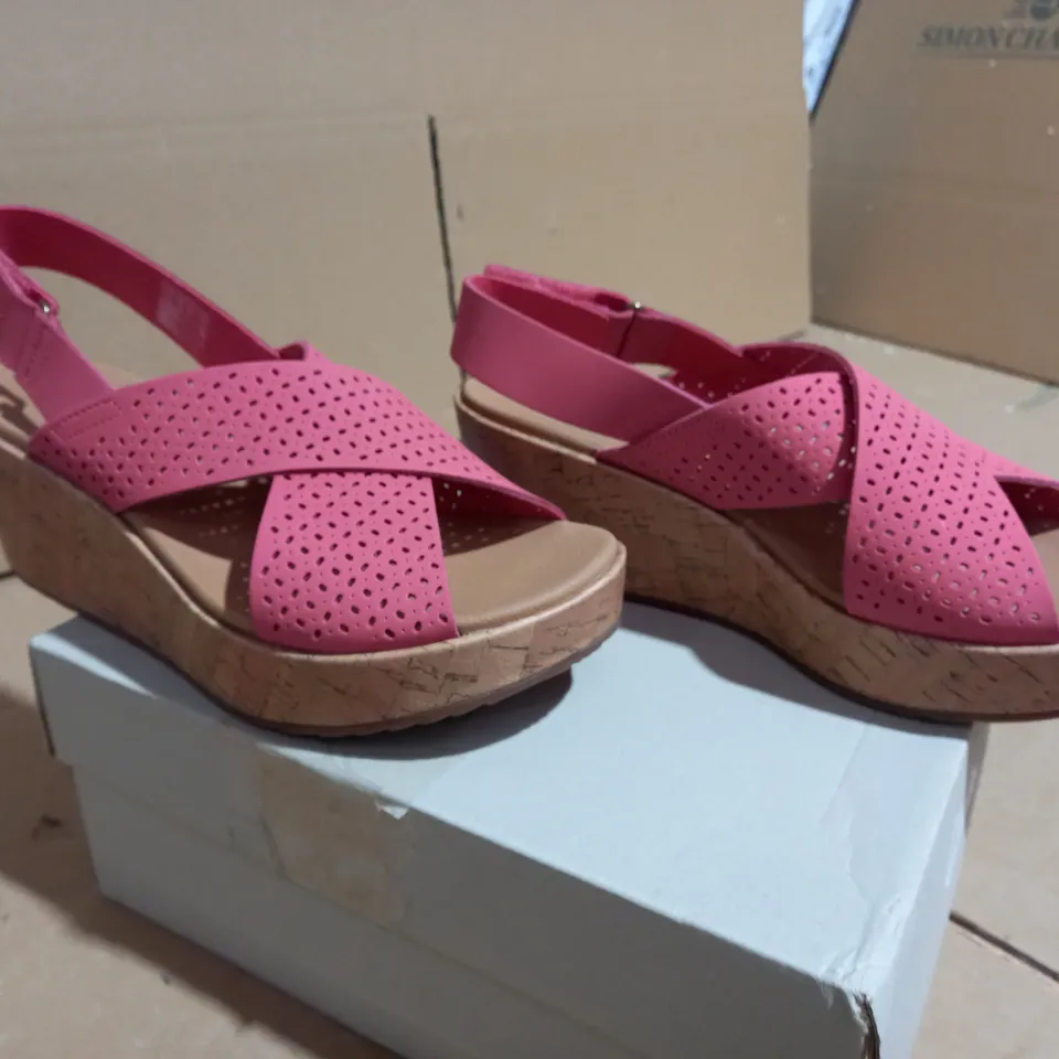 CLARKS LASER CUT LEATHER WEDGE SANDAL STANDARD FIT CORAL- UK SIZE 6