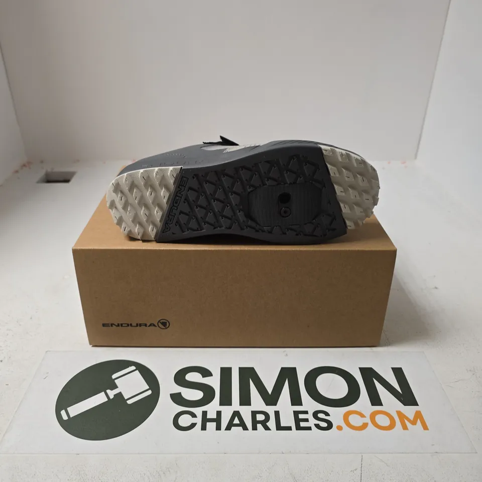 BOXED PAIR OF ENDURA MT500 BURNER CLIPLESS SHOES IN DREICH GREY - UK 5