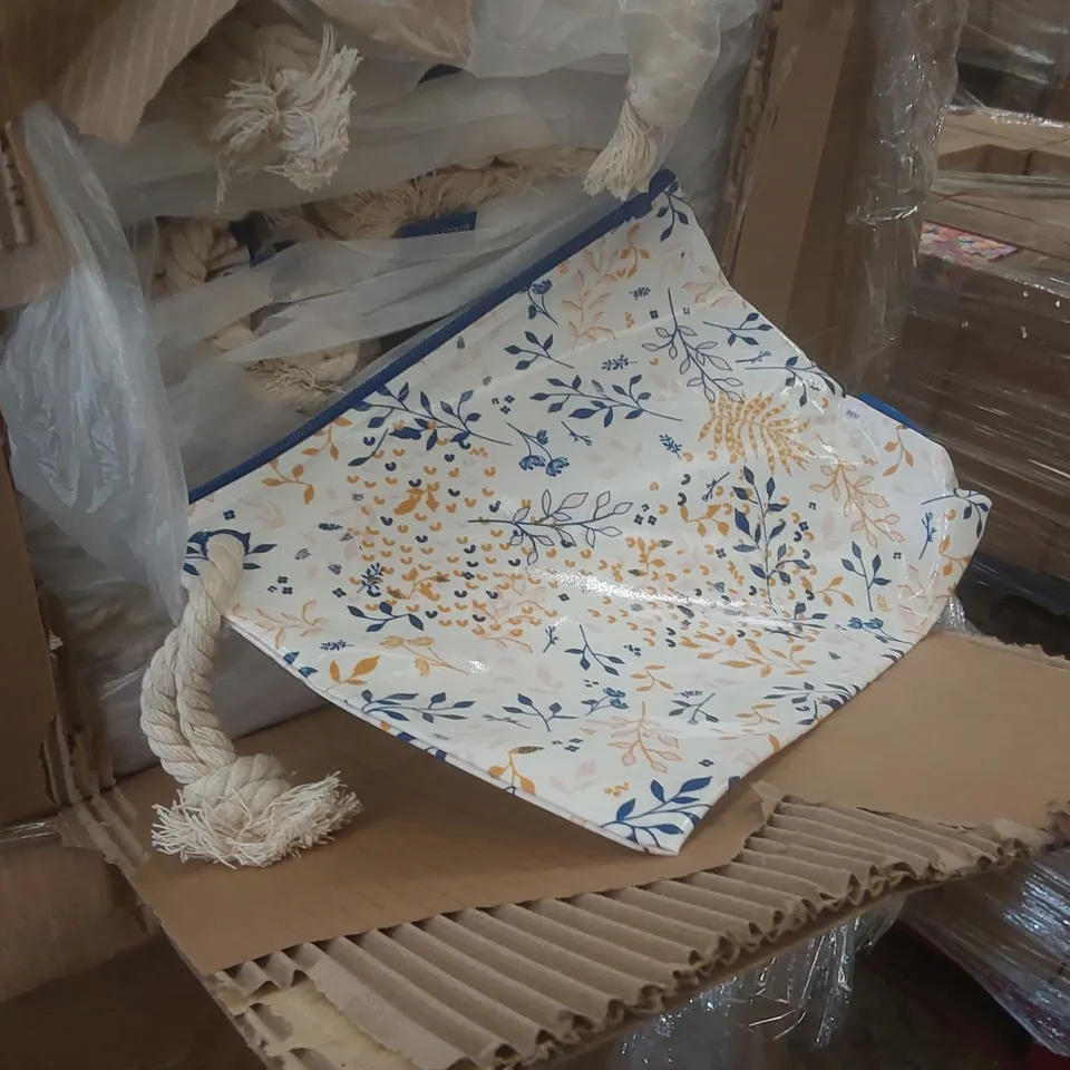 PALLET CONTAINING A VERY LARGE QUANTITY OF ASSORTED PACKAGING ITEMS INCLUDING: BIRCH BOX BAGS, FOAM LAMINATE BAGS ECT