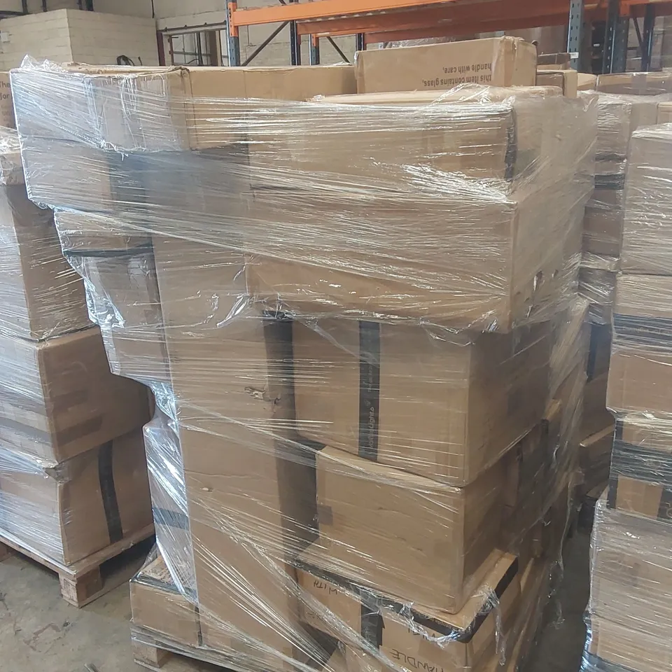 PALLET CONTAINING A VERY LARGE QUANTITY OF ASSORTED LIGHTING PRODUCTS