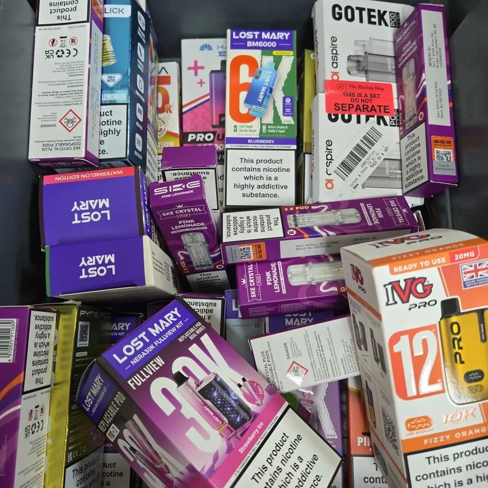 APPROXIMATELY 20 ASSORTED E-CIGARETTE & VAPING ITEMS IN VARIOUS BRANDS TO INCLUDE IVG, LOST MARY, PYNE POD ETC 