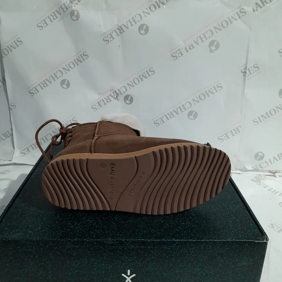 BOXED EMU AUSTRALIA BIRDWOOD BOOTS, OAK - SIZE 4