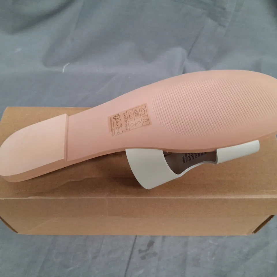 BOXED STEVE MADDEN BONE LEATHER FLAT SANDALS - UK 9 