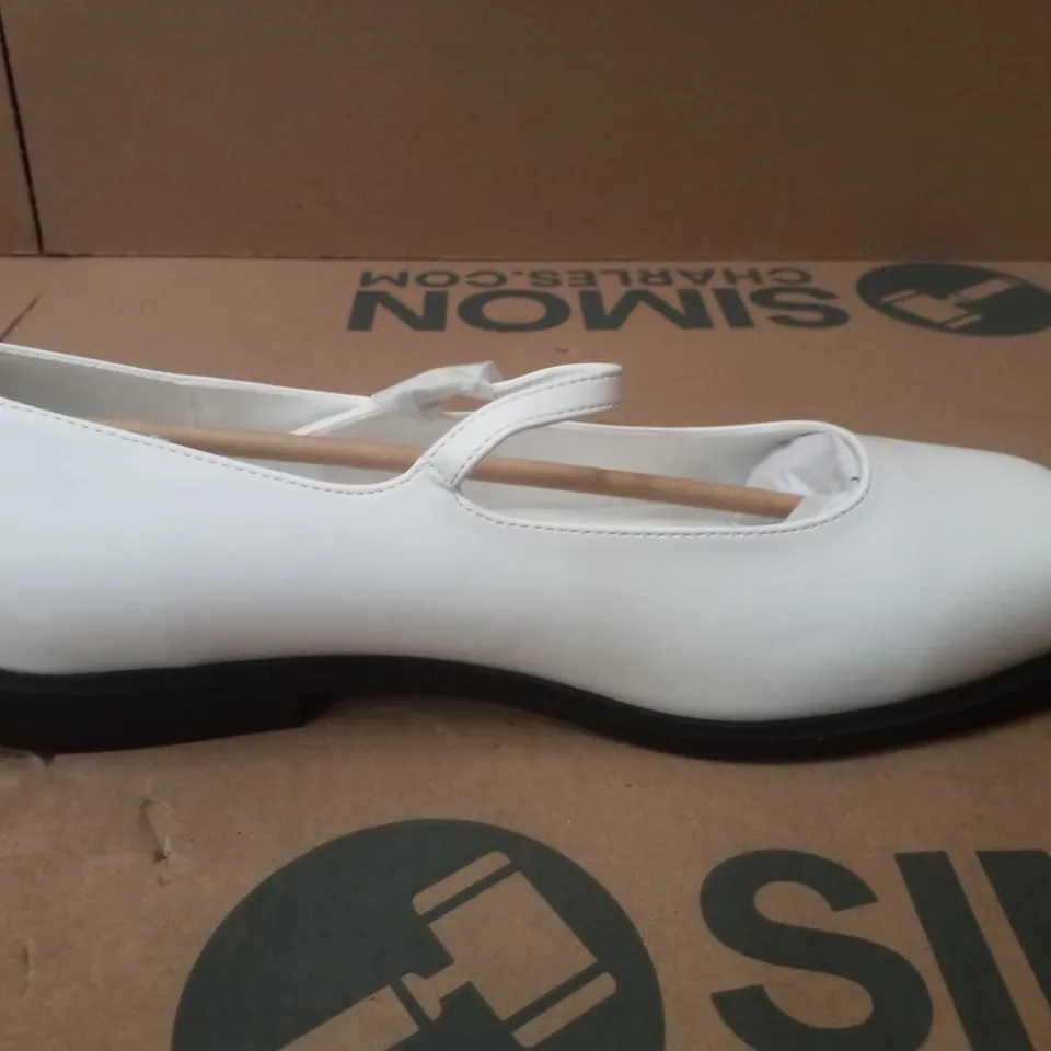 BOX CONTAINING APPROXIMATELY 9 PAIRS OF BRAND NEW SIMPLY BE ECRU BROOKE EX WIDE FLATS - SIZE 9