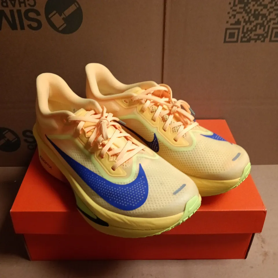BOXED PAIR OF NIKE ZOOM FLY 6 ROAD RACING TRAINERS - 9
