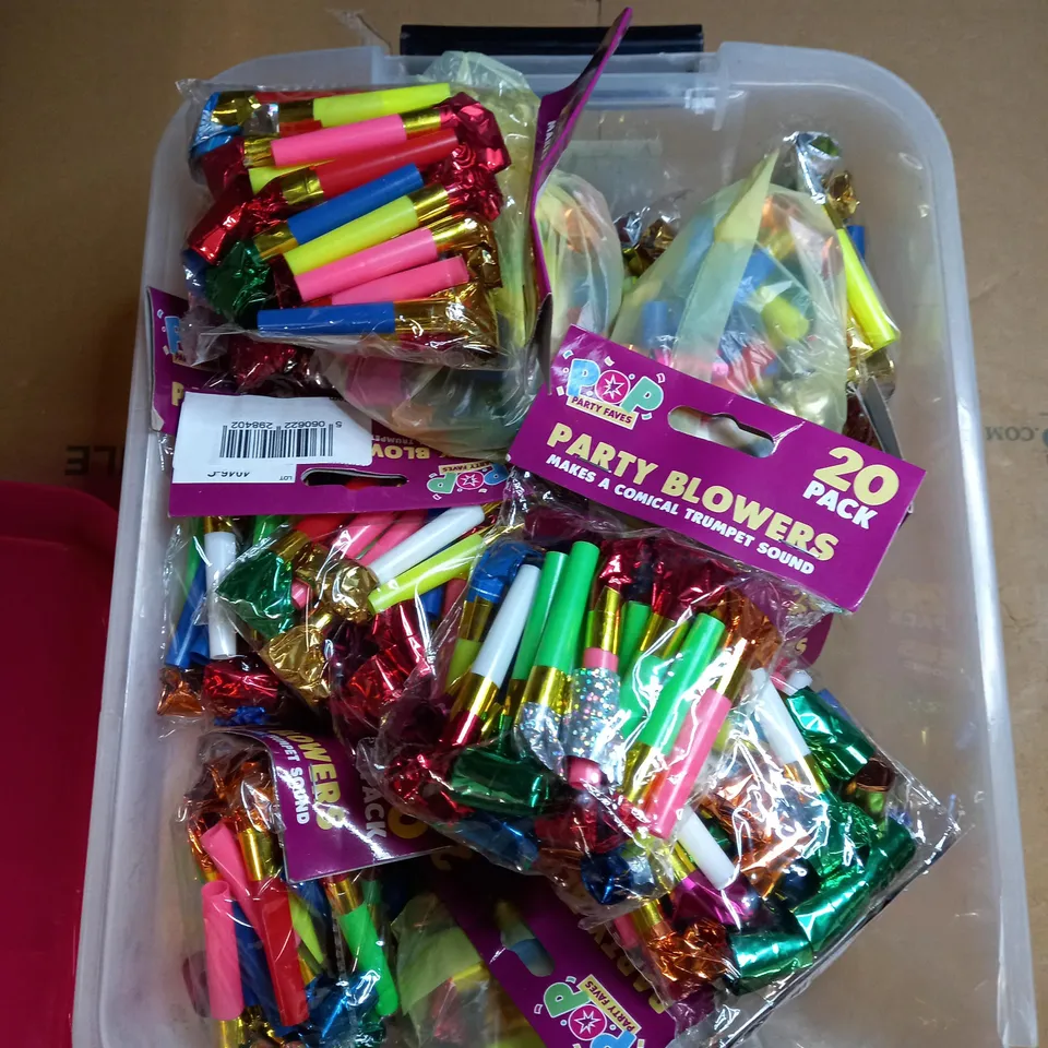 BOX OF APPROXIMATELY 25 PACKETS OF 20 PACK POP PARTY FAVS PARTY BLOWERS 
