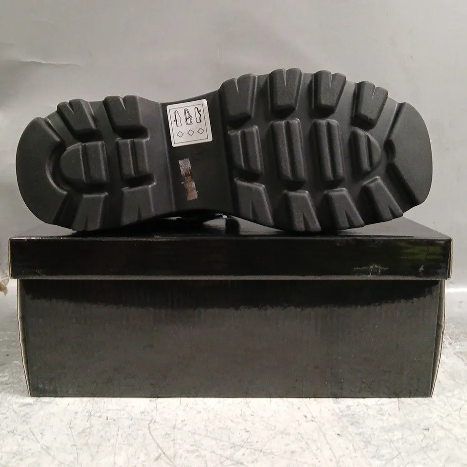 BOXED PAIR OF KOI SILENT AMITY TRIDENT PLATFORM MARY JANE SHOES IN BLACK UK SIZE 7