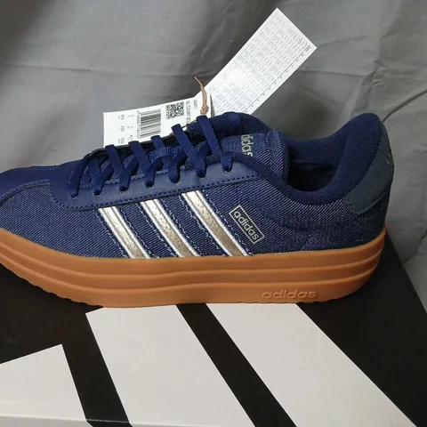 ADIDAS VL COURT BOLD SNEAKERS – NAVY/BLUE, GUM SOLE, UK 7 (US 8.5)