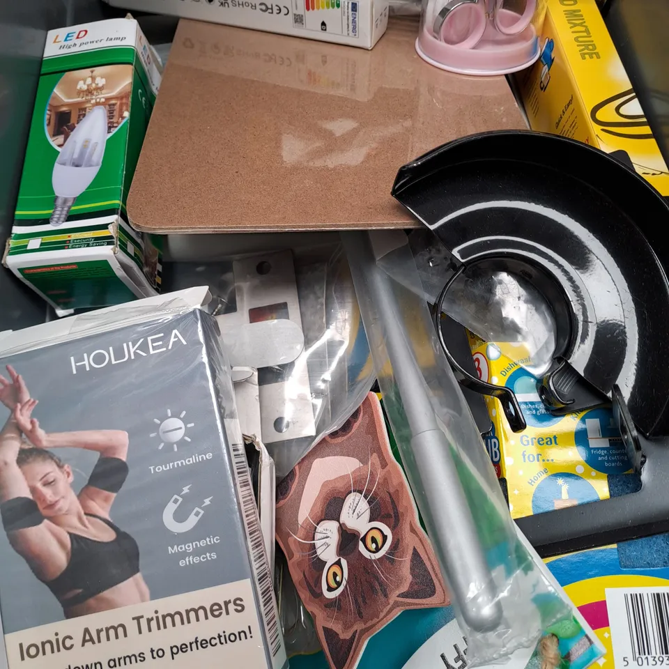APPROXIMATELY 20 HOUSEHOLD ITEMS TO INCLUDE WALLET, LIGHT BULB AND DISH SPONGES