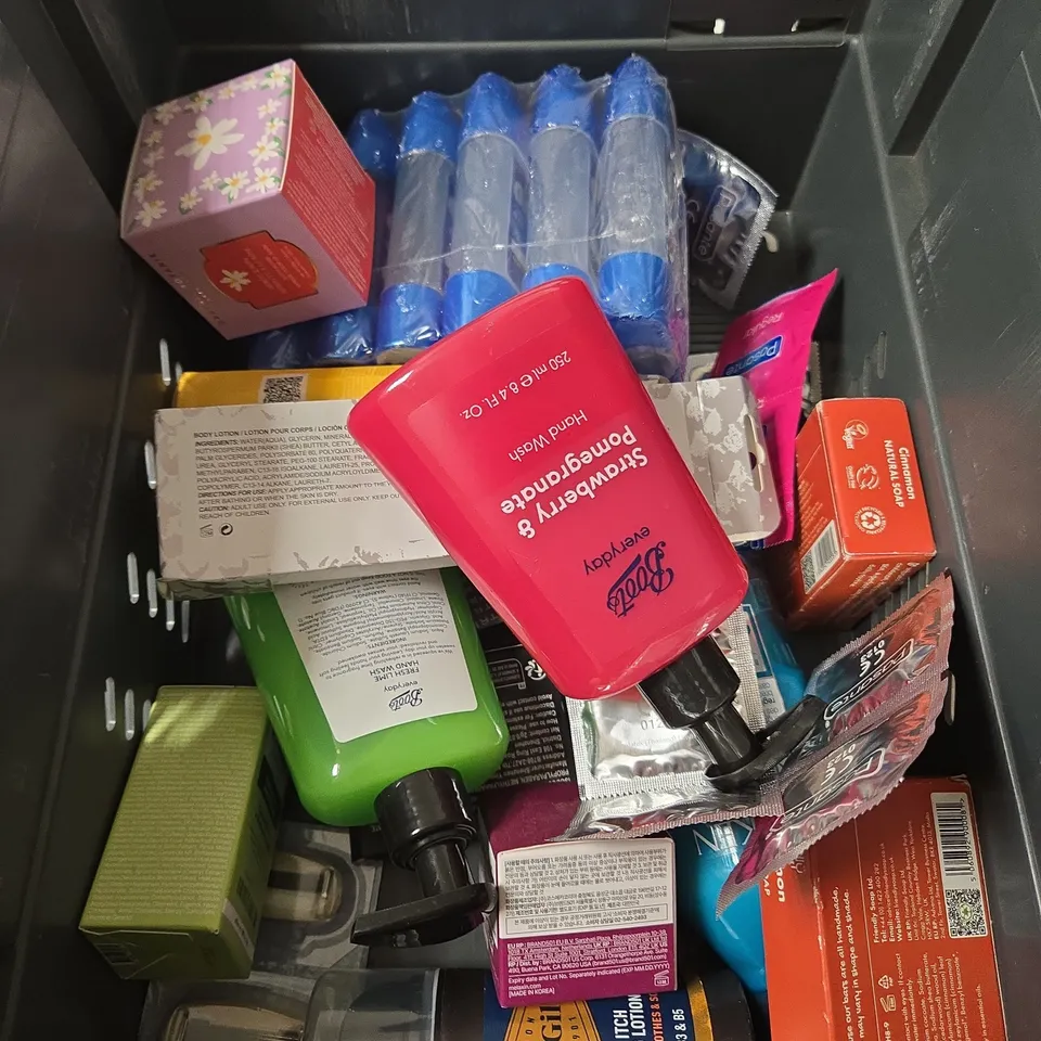 APPROXIMATELY 20 ASSORTED HEALTH & BEAUTY PRODUCTS TO INCLUDE HAND WASH, NOSE PORE PACK, RAZORS ETC