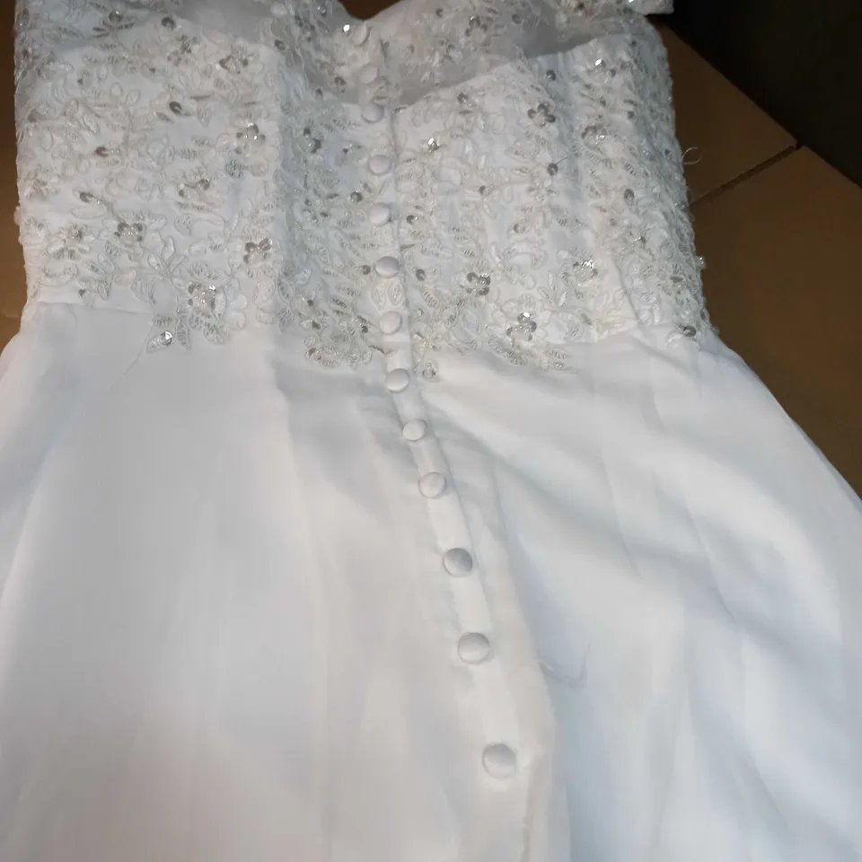 DESIGNER IVORY/EMBELLISHED LACE DETAILED WEDDING DRESS