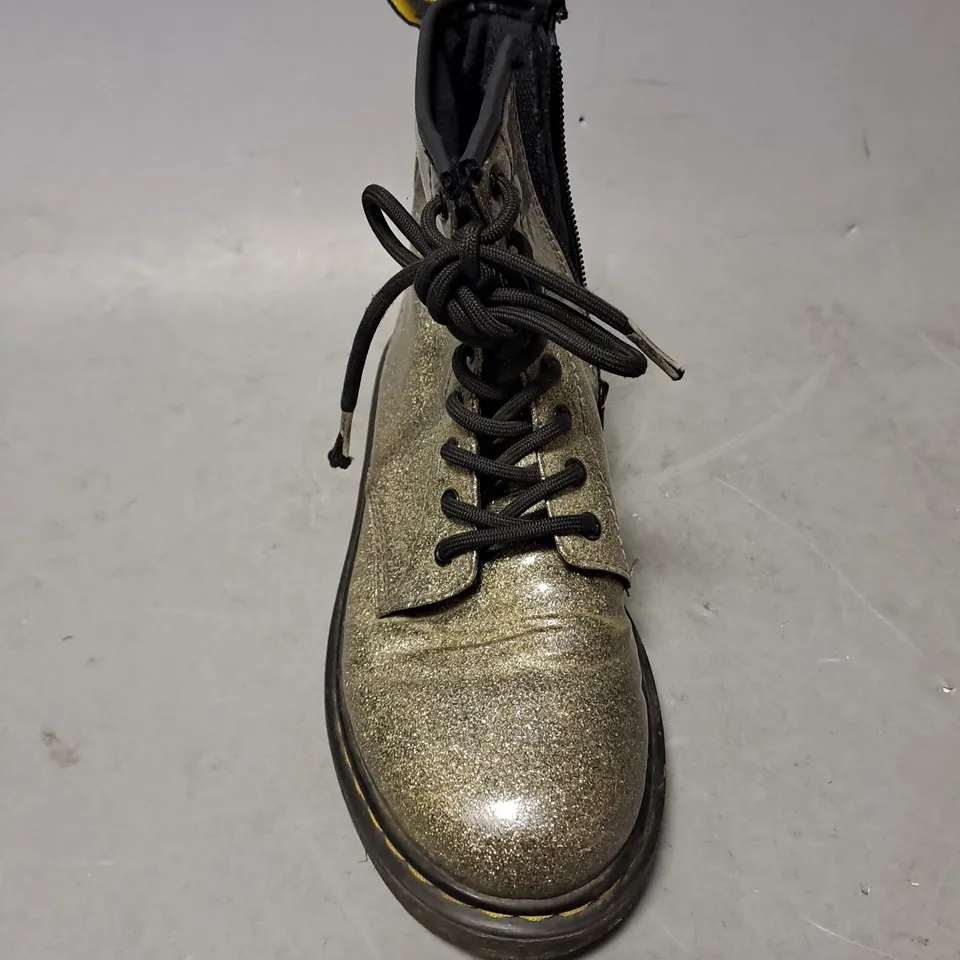 PAIR OF DR MARTENS LACE UP BOOTS IN GOLD GLITTER SIZE UK 1