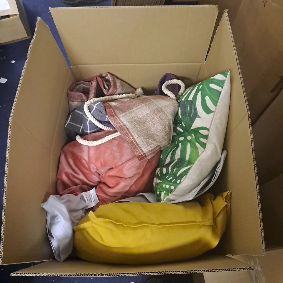 BOX OF ASSORTED ITEMS TO INCLUDE PILLOWS, CURTAINS, PILLOW CASES ETC 