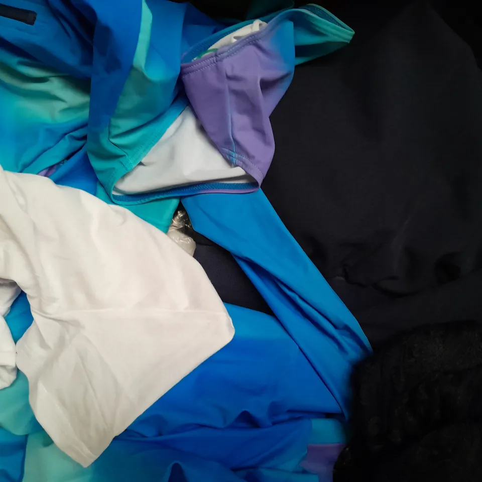 BOX OF APPROXIMATELY 20 ASSORTED CLOTHING AND FASHION ITEMS IN VARIOUS STYLES, SIZES, AND COLOURS - COLLECTION ONLY