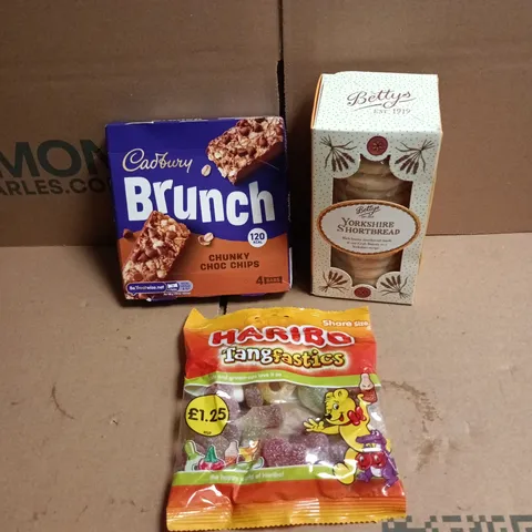 APPROXIMATELY 12 ASSORTED FOOD AND DRINKS ITEMS TO INCLUDE - CHOC CHIP BRUNCH BARS, HARIBO TANGFASTICS, BETTY'S YORKSHIRE SHORTBREAD ETC 