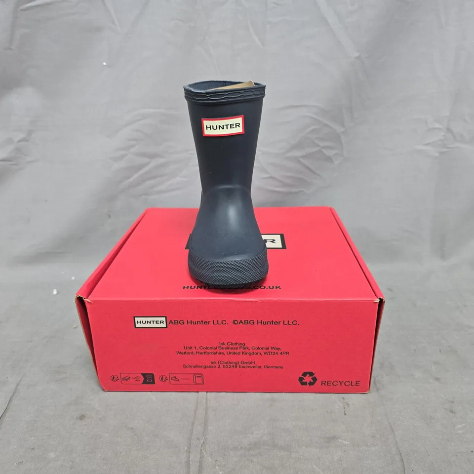 BOXED PAIR OF HUNTER KID'S WELLINGTON BOOTS IN NAVY SIZE UK J4