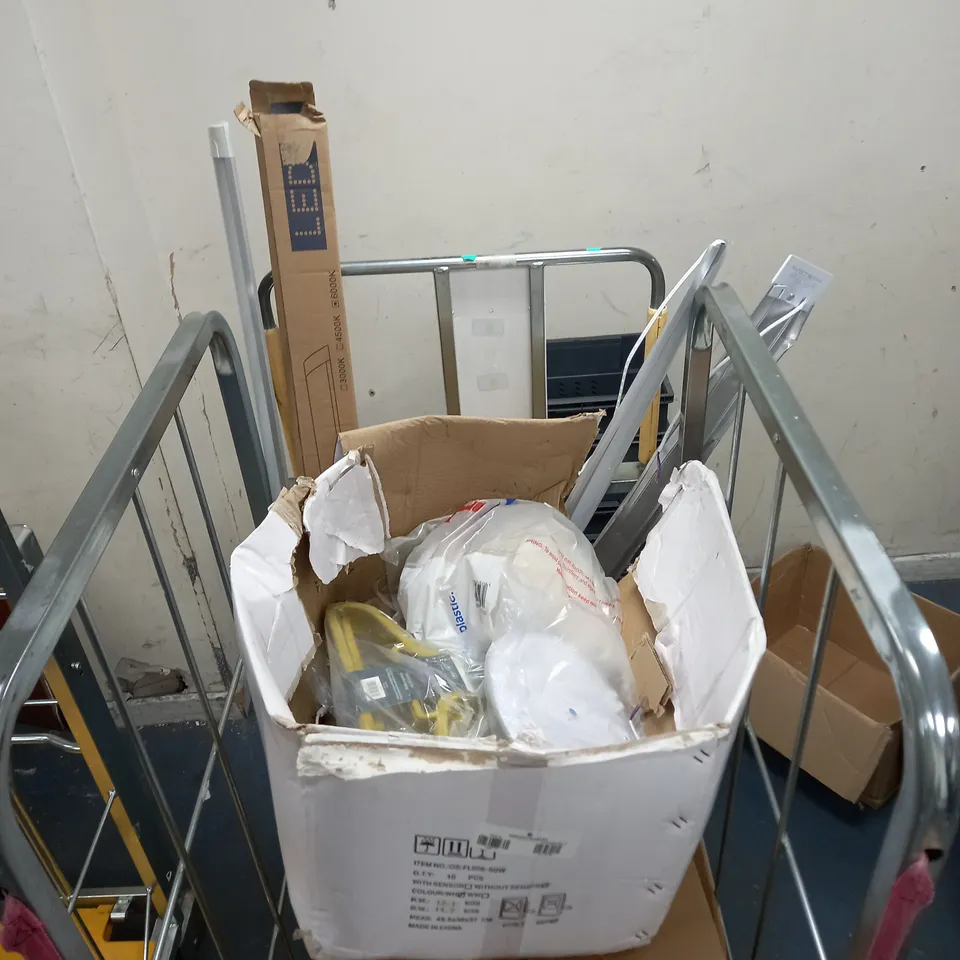 CAGE OF ASSORTED HOUSEHOLD GOODS TO INCLUDE  HEATERS, HANDHELD FAN, LIGHT PENDANTS, BLOWTORCH, AND HDMI SWITCH ETC. 