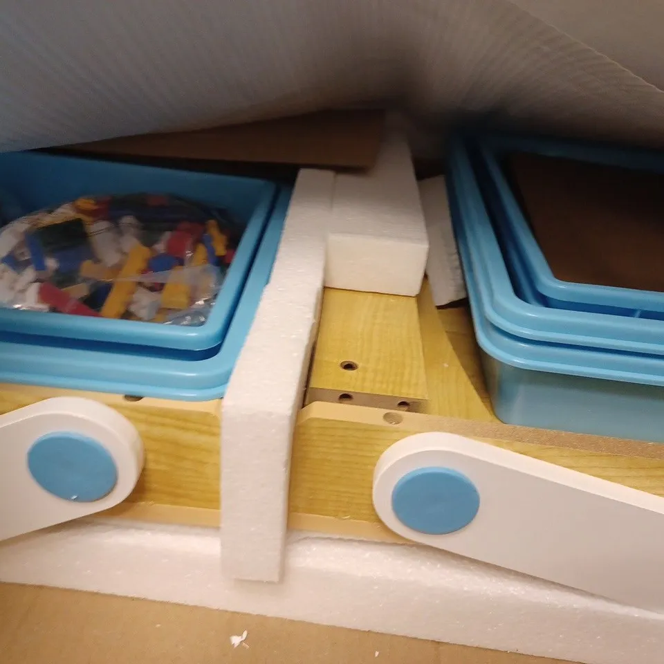 BUILDING BRICKS PLAY N STORE TABLE