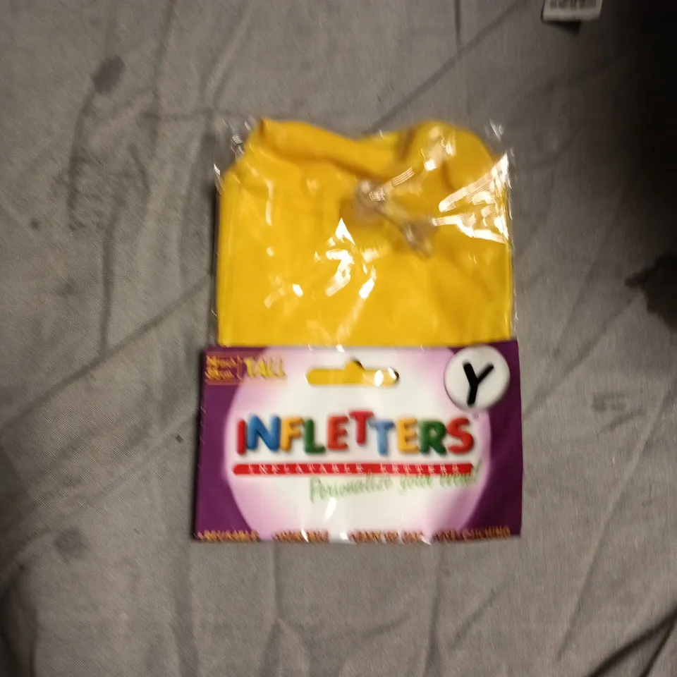 BOX OF APPROXIMATELY 20 ASSORTED TOYS INCLUDING INFLETTERS , FELT TIP PENS , BABY BEAR BLANKET COMFORTER 