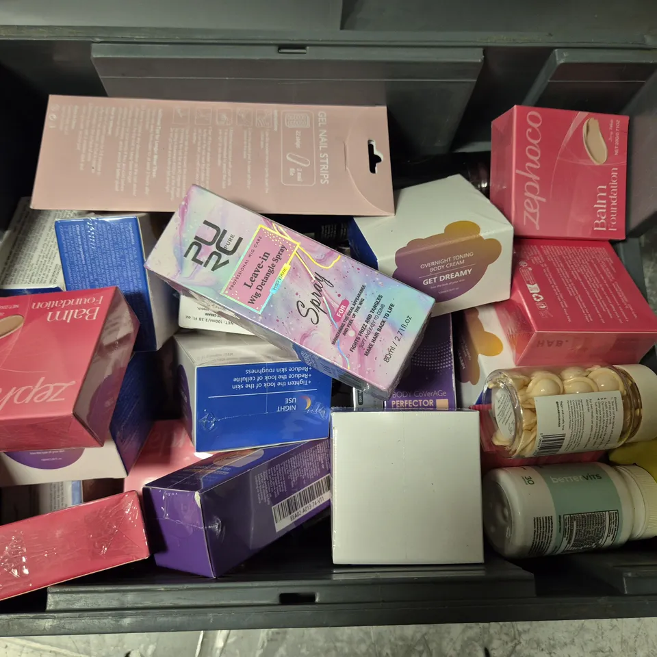 APPROXIMATELY 20 ASSORTED COSMETICS ITEMS TO INCLUDE ETIN SKIN SOLUTION, PURE LEAVE IN WIG DETANGLE SPRAY, OVERNIGHT TONING BODY CREAM, ETC