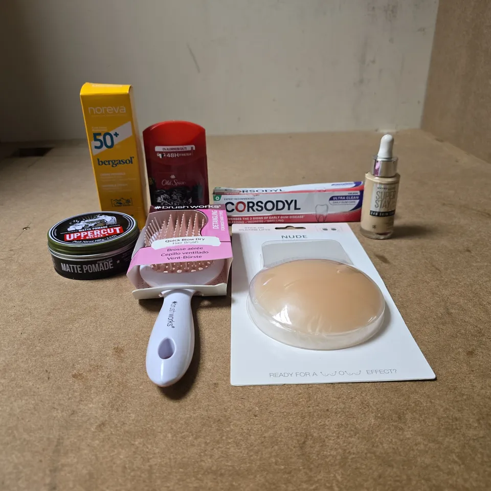 TOTE OF APPROXIMATELY 20 ASSORTED COSMETIC ITEMS TO INCLUDE NUDE INTIMATES STICK ON LIFTS, UPPERCUT MATTE POMADE, NOREVA 50+ SPF, OLD SPICE, MAYBELLINE ETC