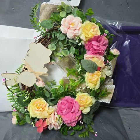 BOX OF APPROXIMATELY 12 ASSORTED ITEMS TO INCLUDE - DOOR REEF , SUIT CARRIER , TABLET CASE MODEL UNSPECIFIED ETC