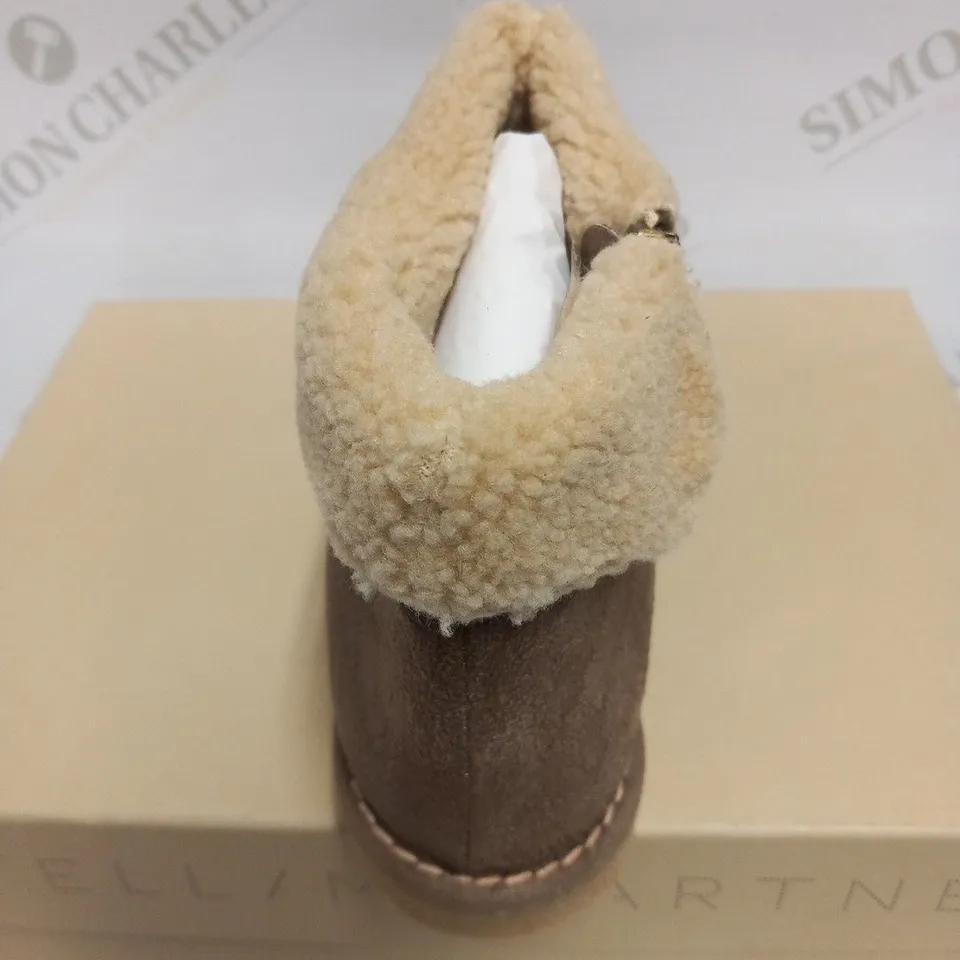 BOXED PAIR OF STELLA MCCARTNEY KICKAPOO LOW BOOT PEBBLE SIZE 37