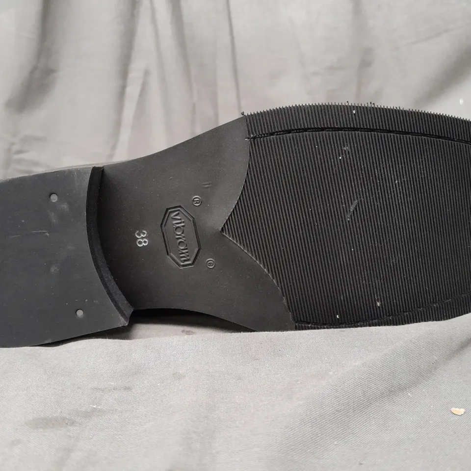 BOXED PAIR OF DESIGNER ANKLE BOOTS IN GREY EU SIZE 38