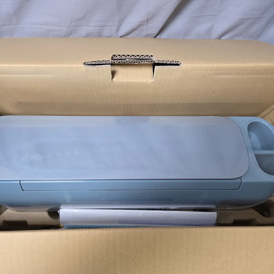 CRICUT MAKER 4 ESSENTIALS BUNDLE