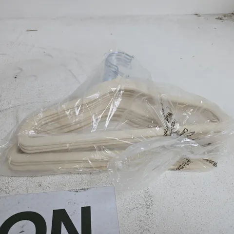 APPROXIMATELY 100 X VELVET HANGERS