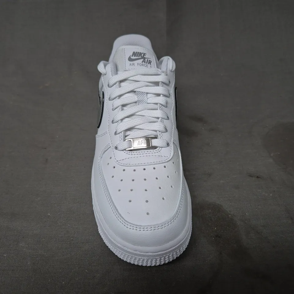 BRAND NEW BOXED PAIR OF NIKE WOMEN'S AIR FORCE 1 '07 ESS SHOES IN WHITE/METALLIC SILVER UK SIZE 5.5