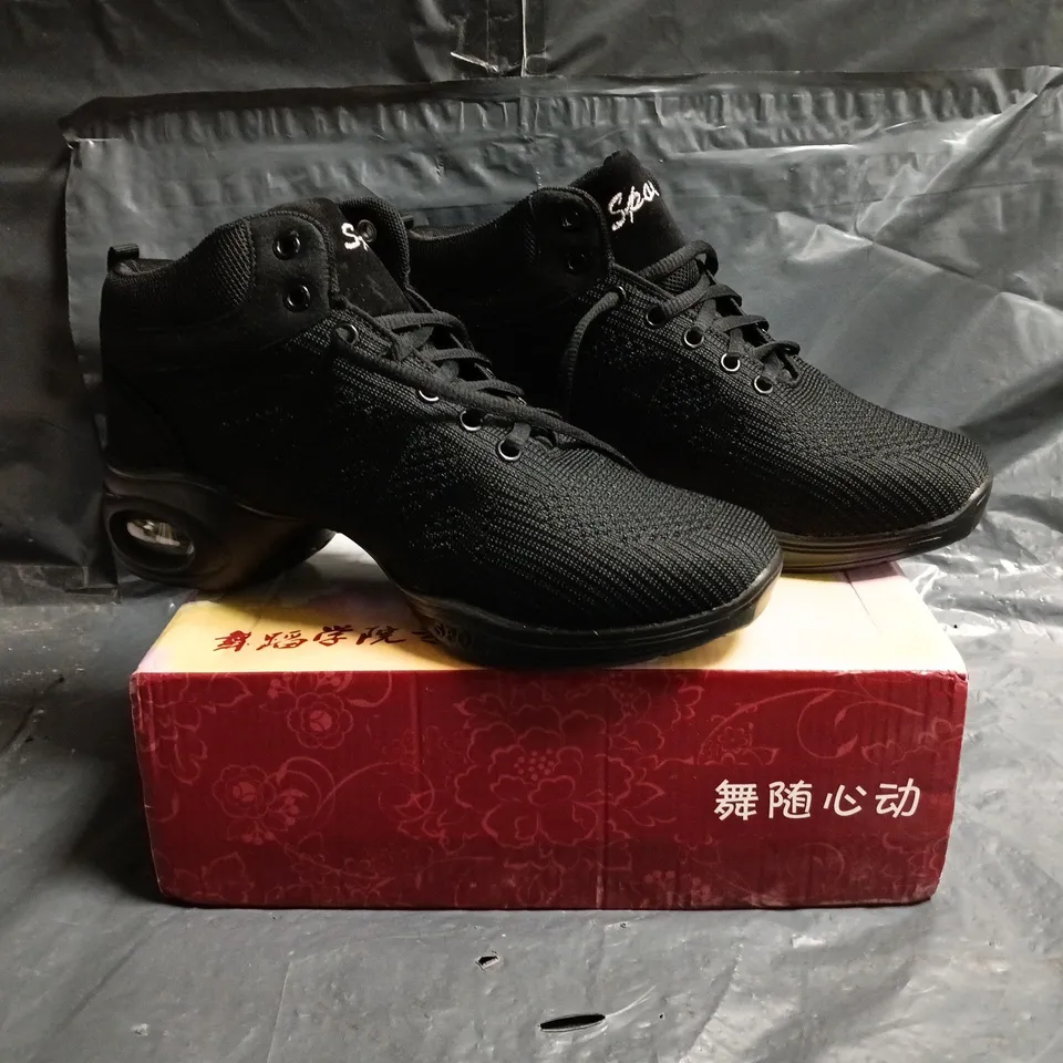 BOXED PAIR OF UNBRANDED SHOES IN BLACK SIZE EU 41