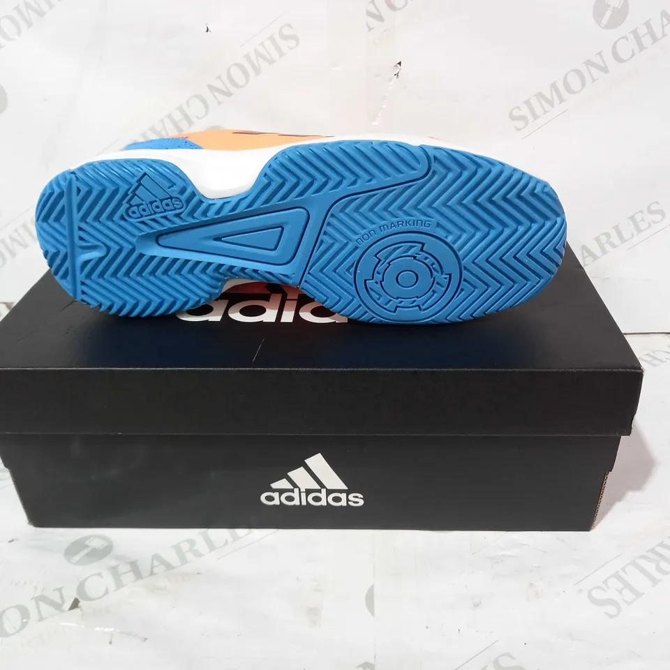 BOXED PAIR OF ADIDAS COURT STABIL JR TRAINERS IN ORANGE/BLUE UK SIZE 5.5