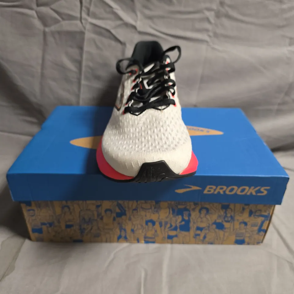 BOXED PAIR OF BROOKS HYPERION GTS TRAINERS IN WHITE/CORAL/ORANGE SIZE UK 5.5