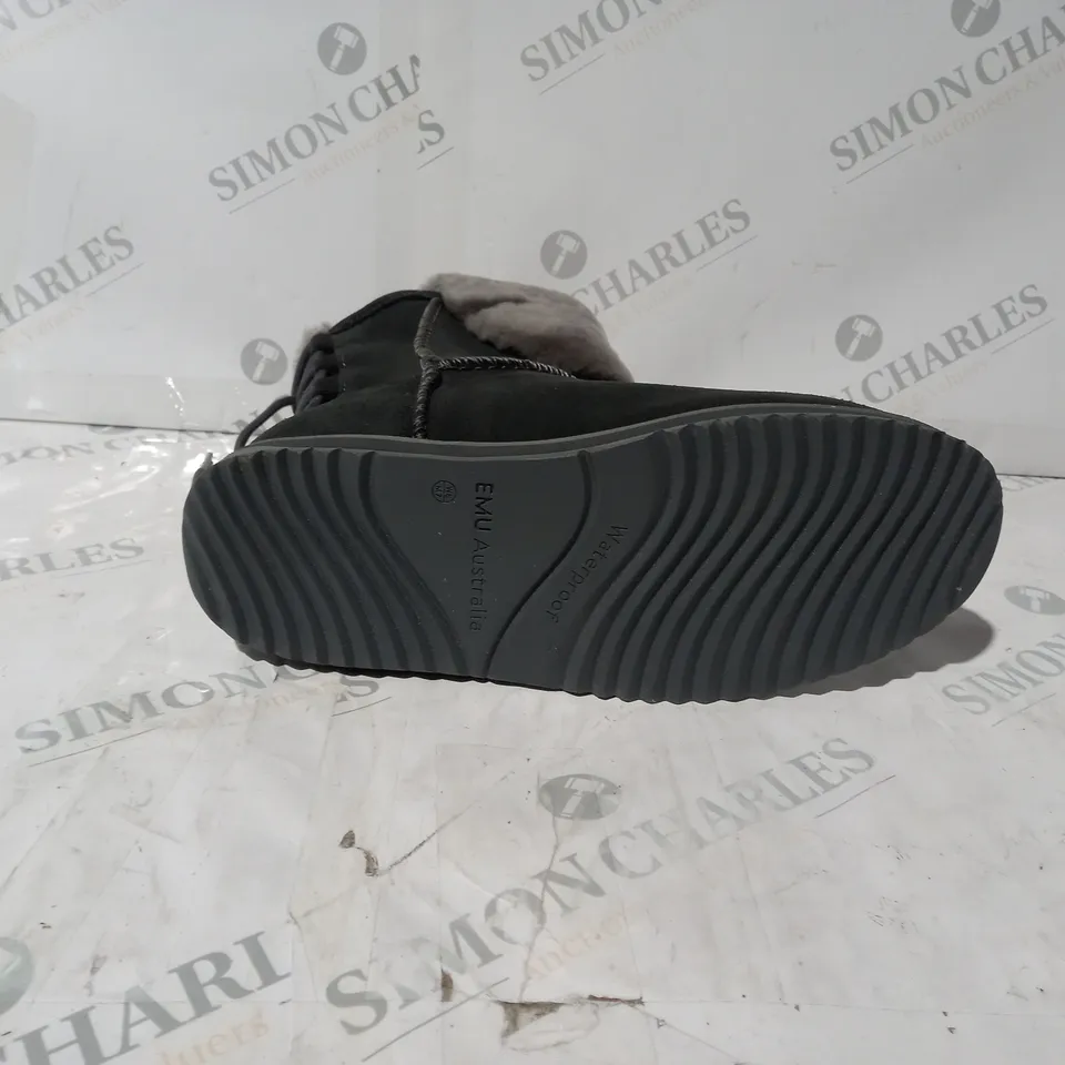 BOXED PAIR OF EMU AUSTRALIA BIRDWOOD BOOTS IN DARK GREY UK SIZE 6