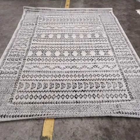 ORIENTAL AREA RUG APPROXIMATELY 280X200CM