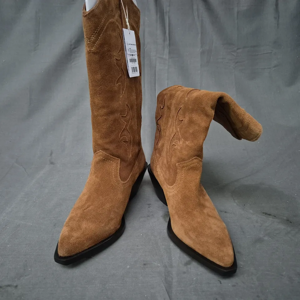 BOXED PAIR OF STRADIVARIUS WESTERN STYLE BOOTS IN TAN UK SIZE 5