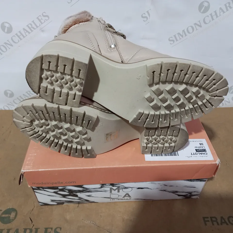 BOXED PAIR OF MODA IN PELLE BOOTS - SIZE 38