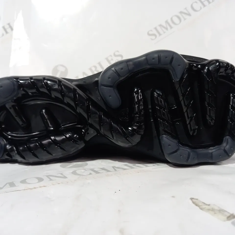 PAIR OF NIKE SHOES IN BLACK UK SIZE 10
