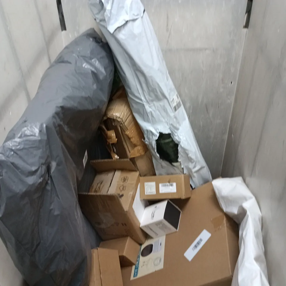 CAGE OF APPROXIMATELY 10 ASSORTED HOUSEHOLD ITEMS TO INCLUDE - A COSMETIC ORGANIZER - STRING LIGHTS AND A LOW COFFEE TABLE - COLLECTION ONLY