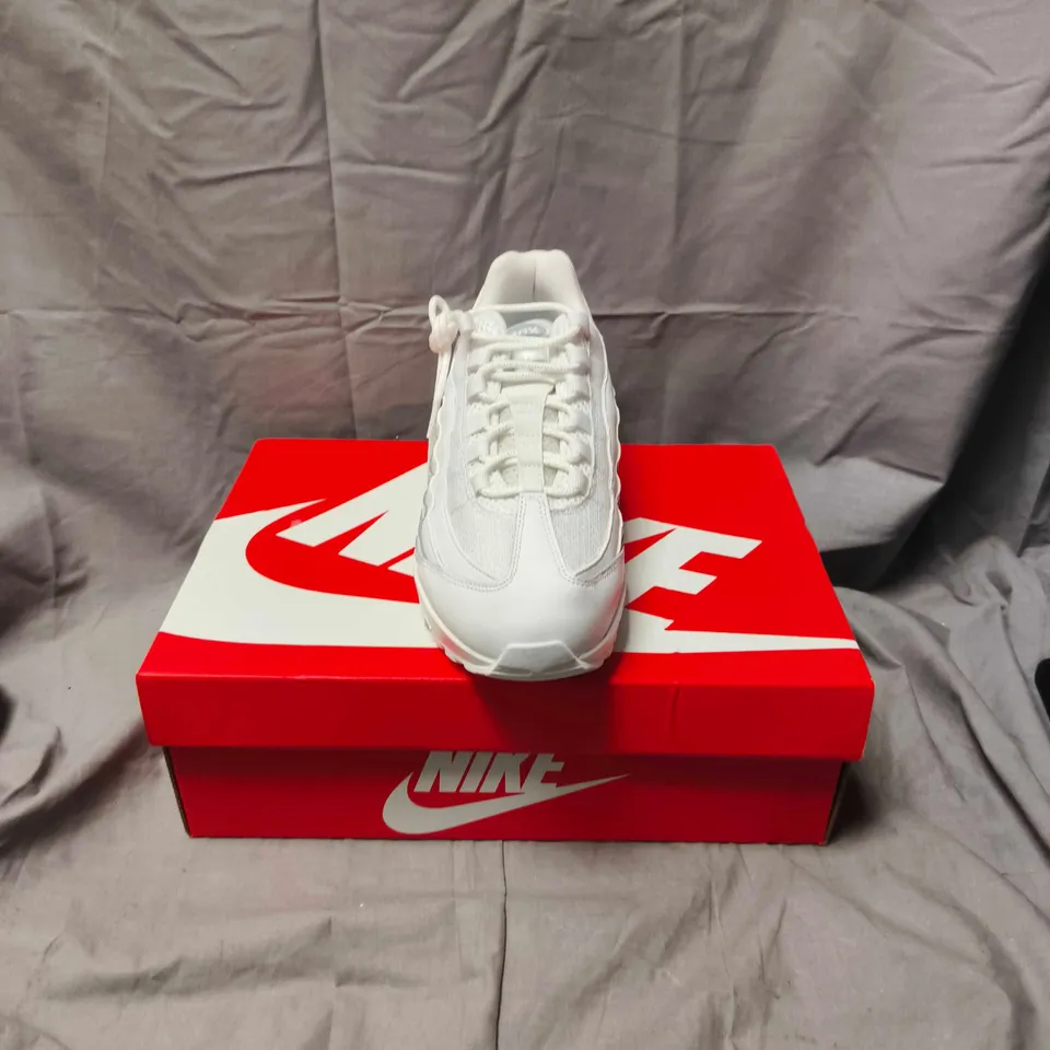 BOXED PAIR OF NIKE AIR MAX 95 SNEAKERS – SIZE 8.5