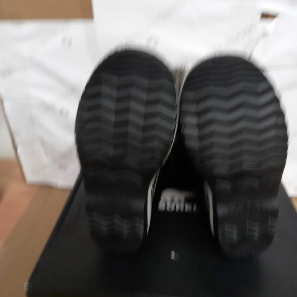 BOXED PAIR OF SOREL JOAN OF ARTIC WATERPROOF BOOTS SIZE 8