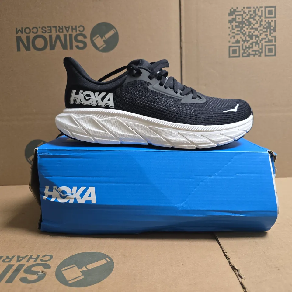 BOXED PAIR OF HOKA ARAHI 7 WIDE TRAINERS IN BLACK/WHITE SIZE UK 8