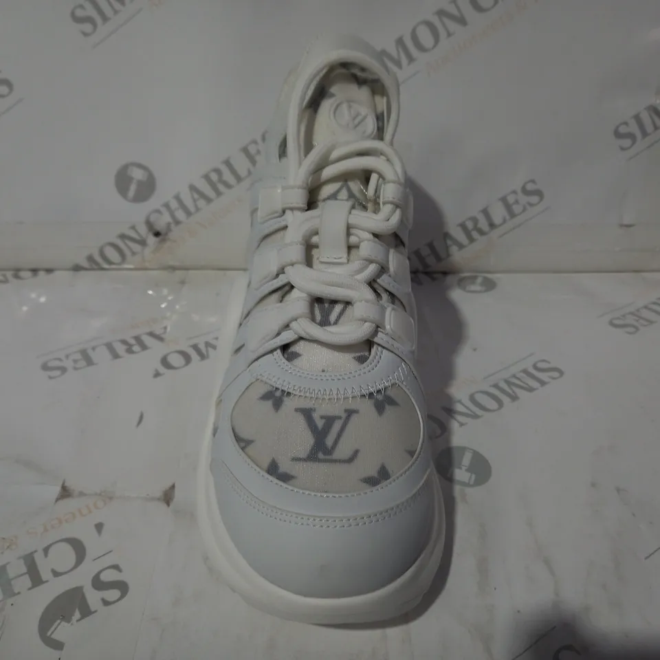PAIR OF LOUIS VUITTON ARCHLIGHT TRAINERS IN WHITE EU SIZE 36